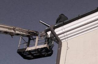 Práce na střeše z plošiny